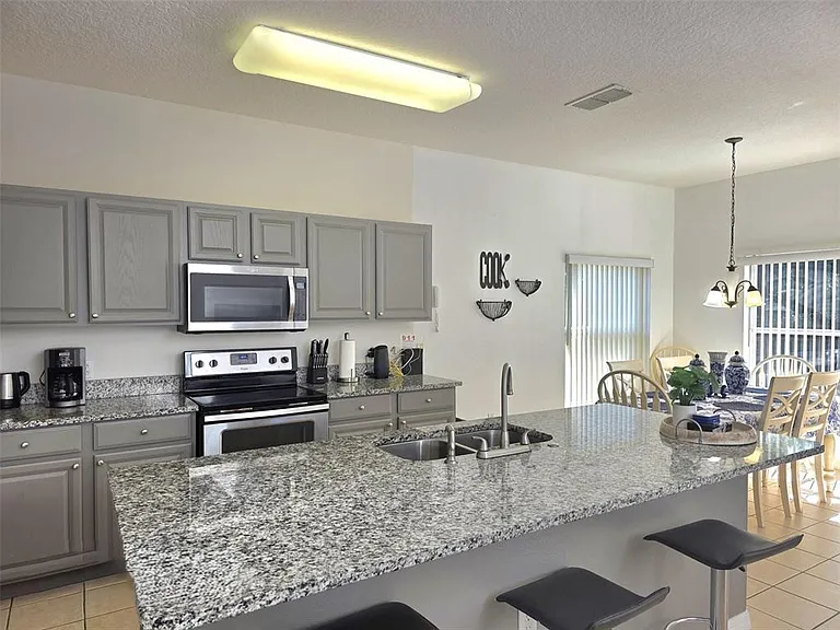 1027 Balmoral Dr — Photo 4