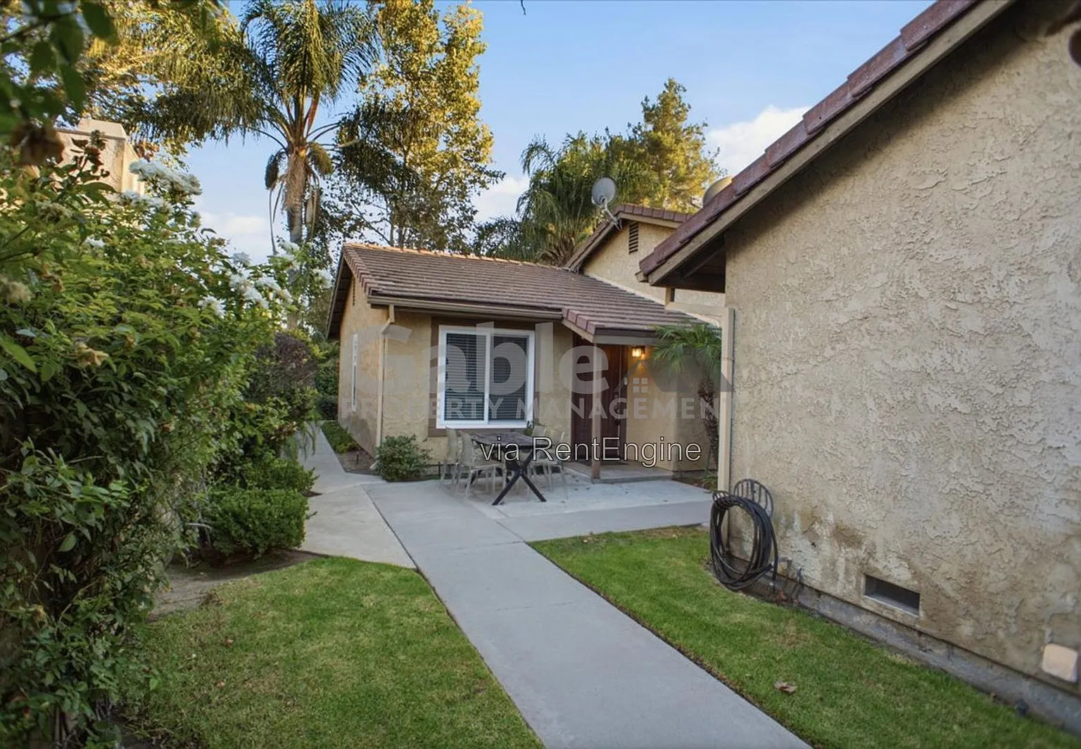 2 bed, 2.0 bath, 864 sqft, $3,000 — Photo 2