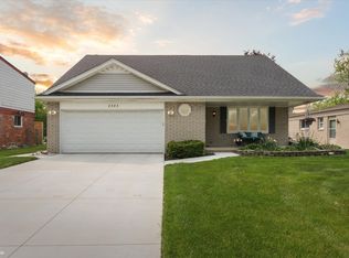 2383 Alexander Dr, Troy, MI 48083