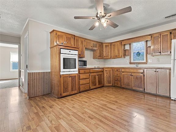 5th image of 302 1/2 S Bissell St