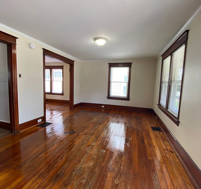 Unfurnished picture of the living room.