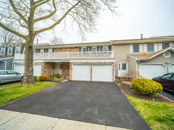 77 Aspen Drive W, Woodbury, NY 11797