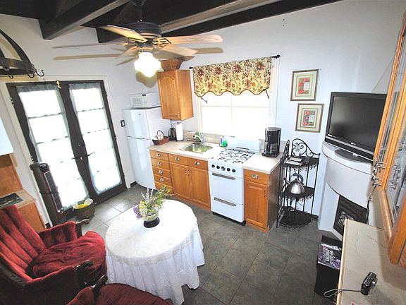 Kitchen dining area - note high beamed ceiling - airy and light