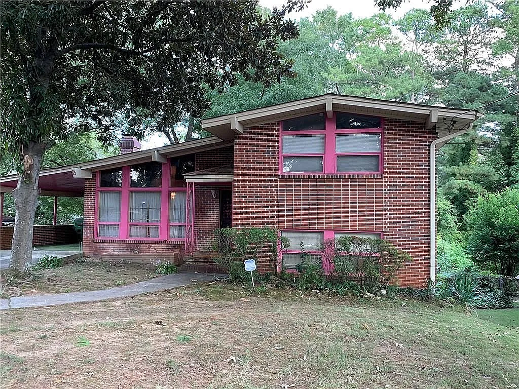 675 Albert St NW photo 1