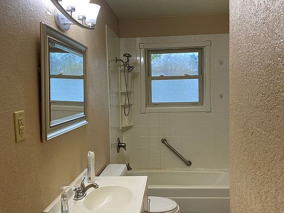 5th image of 906 San Antonio St