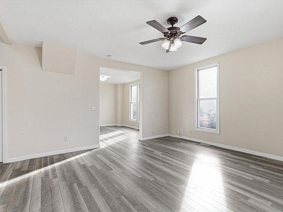 5th image of 1026 W Division Street