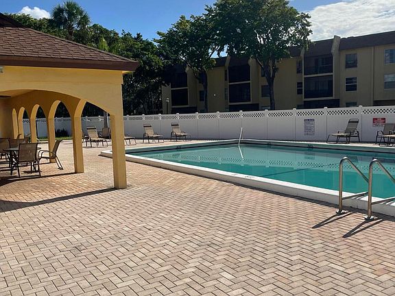 2nd image of 450 NW 20th St #1010