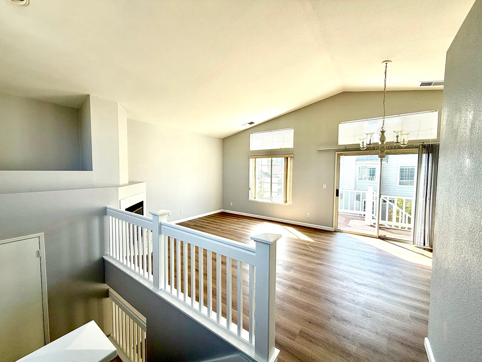 3 bed, 2.5 bath, 1422 sqft, $4,350 — Photo 3