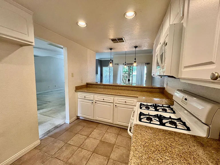 674 S Sycamore Ave — Photo 4