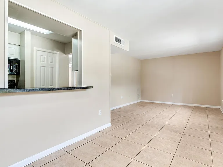Chateau Apartments — Photo 52
