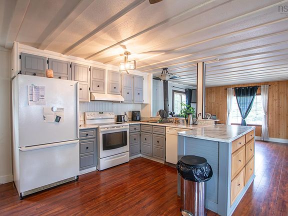 3rd image of 193 Ostrea Lake Rd