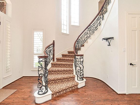 5th image of 19 Ambleside Crescent Dr