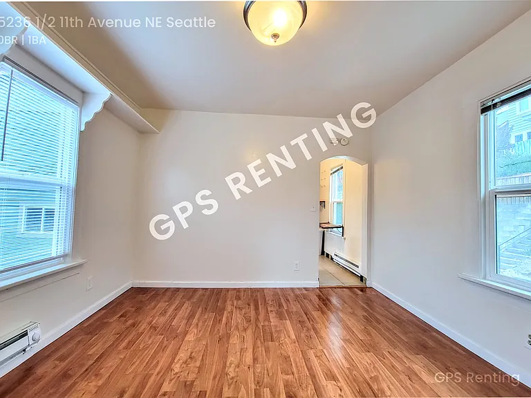 5236 1/2 11th Ave NE — Photo 4
