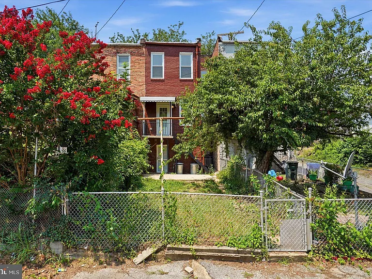 2605 Denison St — Photo 36