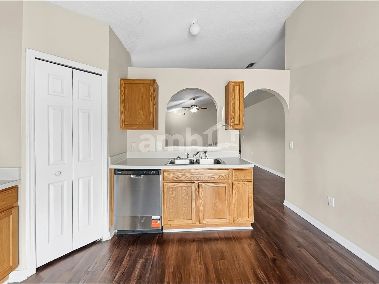 3 bed, 2.0 bath, 1428 sqft, $1,925 — Photo 4