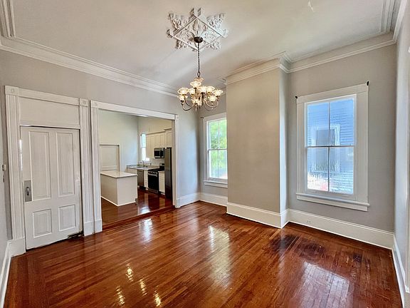 Dining room with view into the kitchen, Access to the corridor to the 3 bedrooms through the door