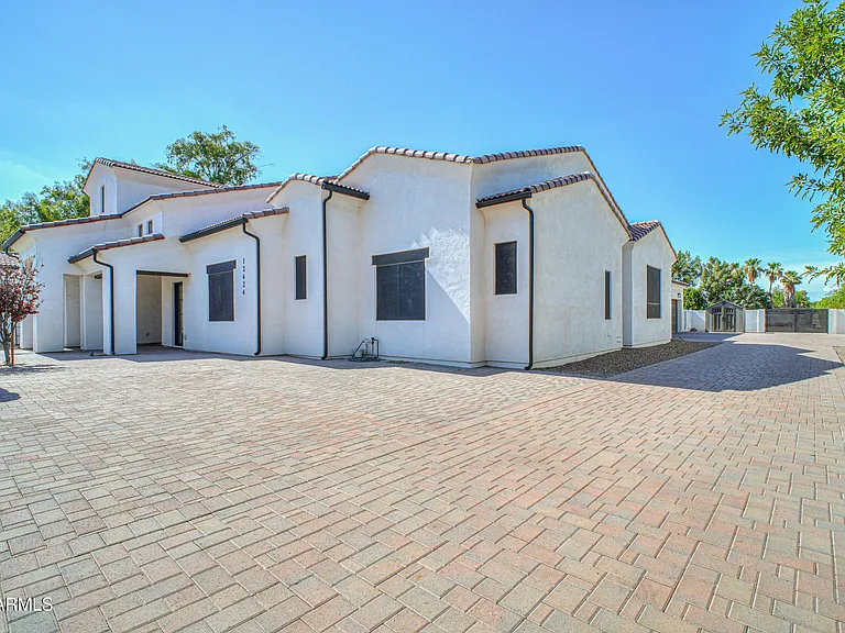12424 E Victoria St — Photo 75