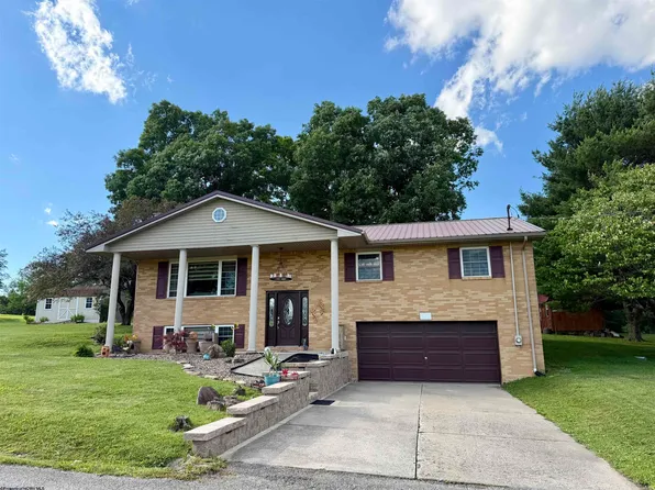 307 Meadow View Dr, Arthurdale, WV 26520