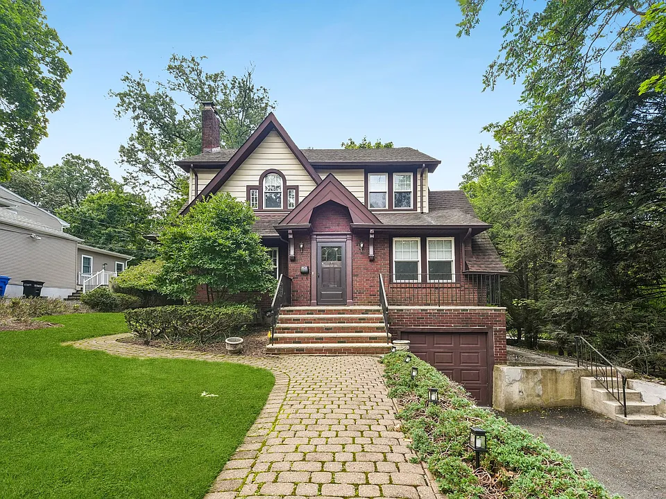 8 Laurel Ave
