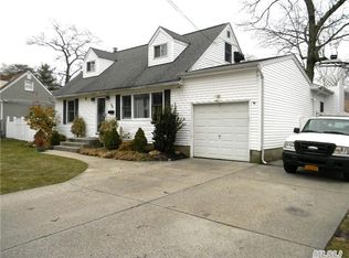 23 Center St, Ronkonkoma, NY 11779
