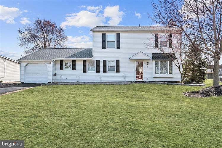 1st image of 8 Gaylord Ln
