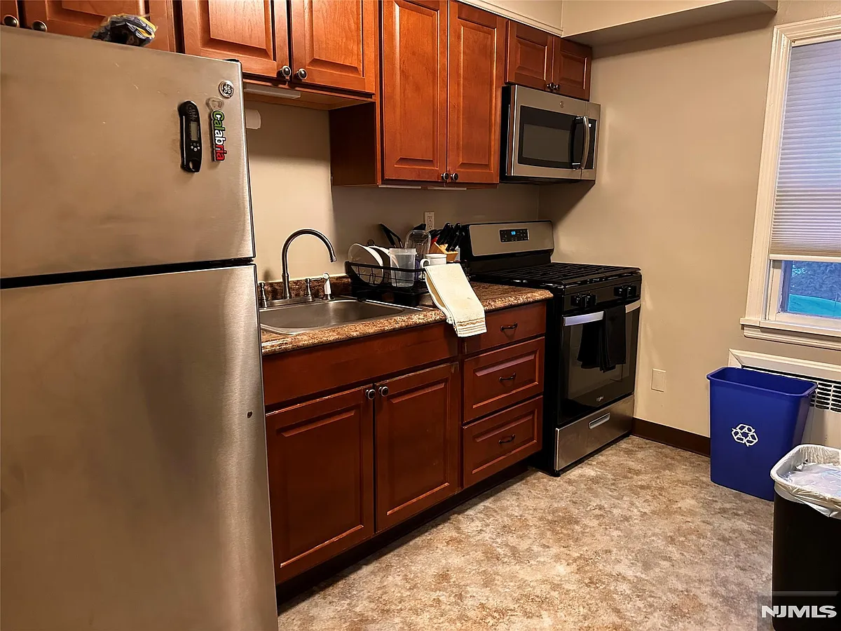 New Appliances Spacious Kitchen - 295 Grove St #2