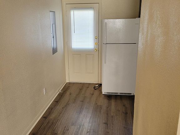 5th image of 3200 Hereford Ln #D