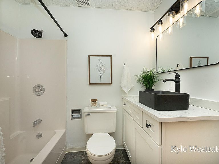 Bath shower/tub and stool