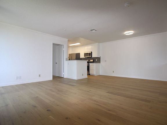4th image of 4844 Riverton Ave APT 201