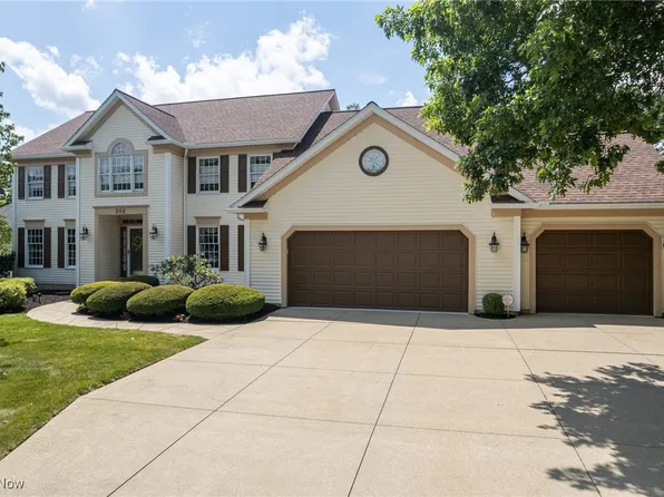 302 Brookpoint Cir, Wadsworth, OH 44281