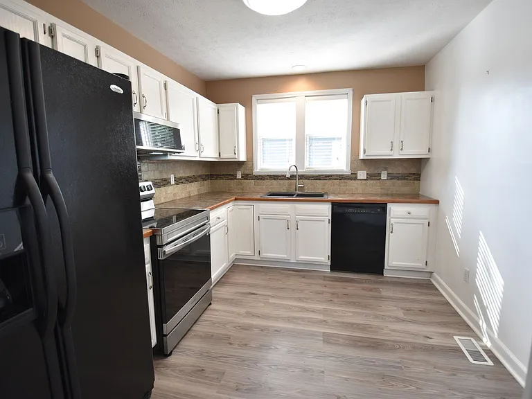 226 Walnut St — Photo 6