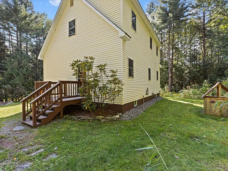 1672 Sweet Hollow Rd — Photo 5
