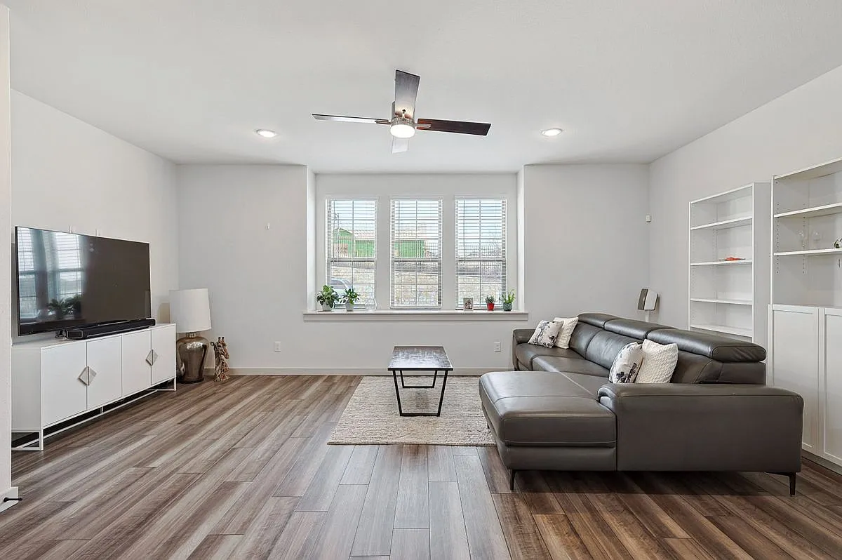 3 bed, 3.0 bath, 2062 sqft, $3,250 — Photo 2
