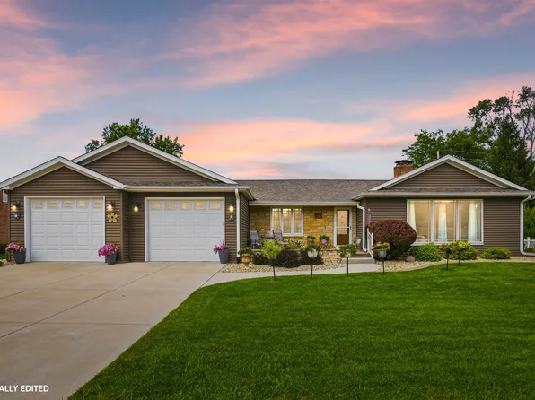 902 W Summit St, Maquoketa, IA 52060