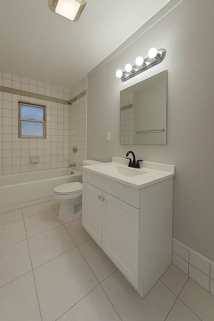 Beautifully Renovated 3BR Concrete Block House w/massive screen porch — Photo 2