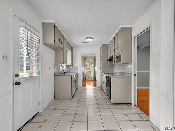 5th image of 562 Larkin Ln