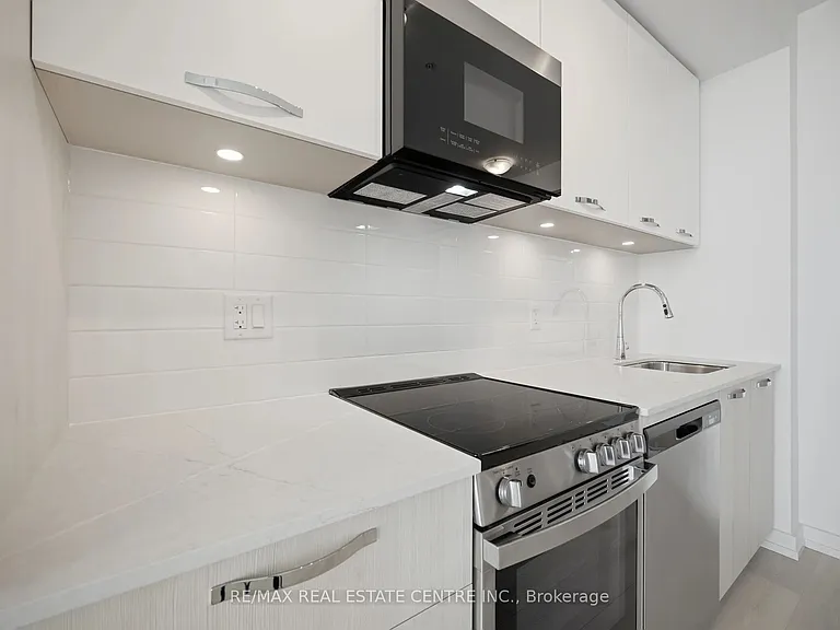 75 James St S #3015 — Photo 26