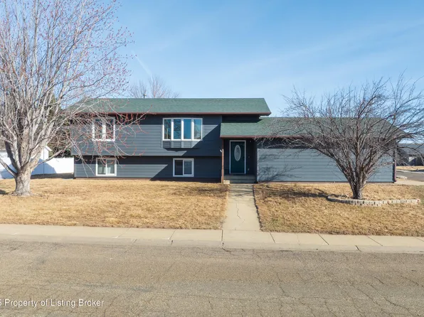 834 Baker Ave, Dickinson, ND 58601