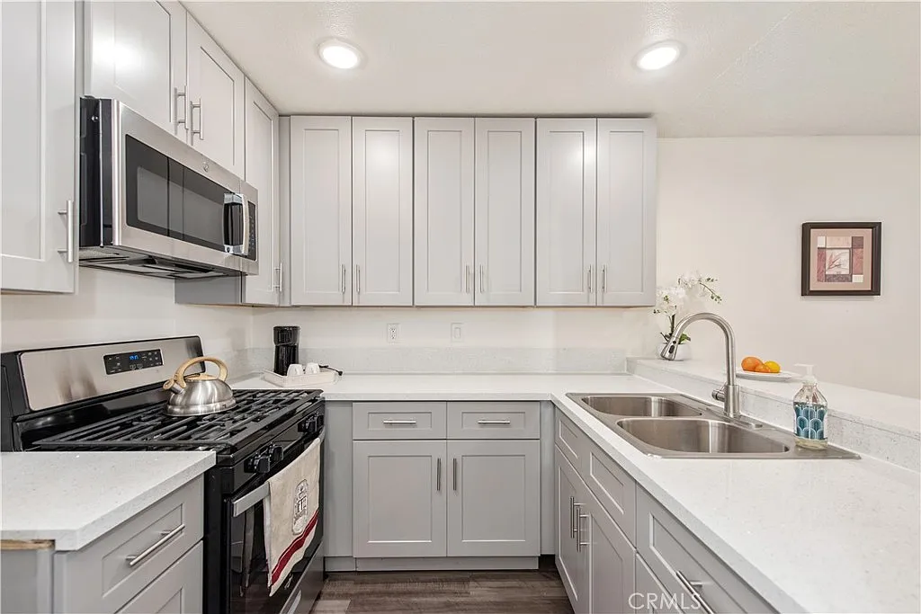 2 bed, 820 sqft, $2,980 — Photo 1