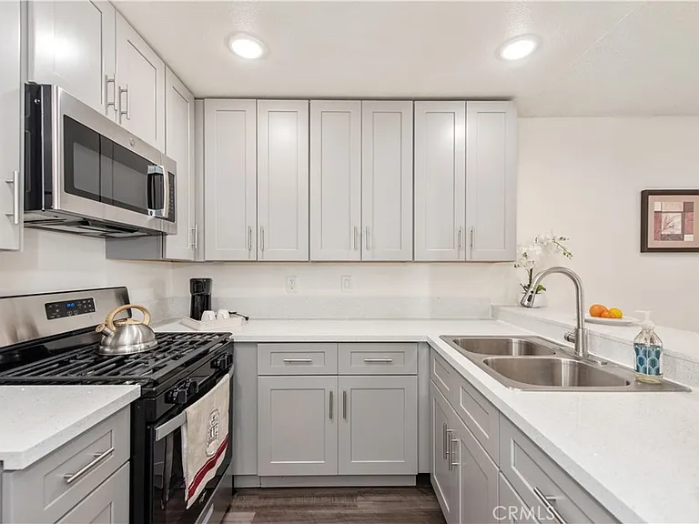 450 E 4th St #416 — Photo 1