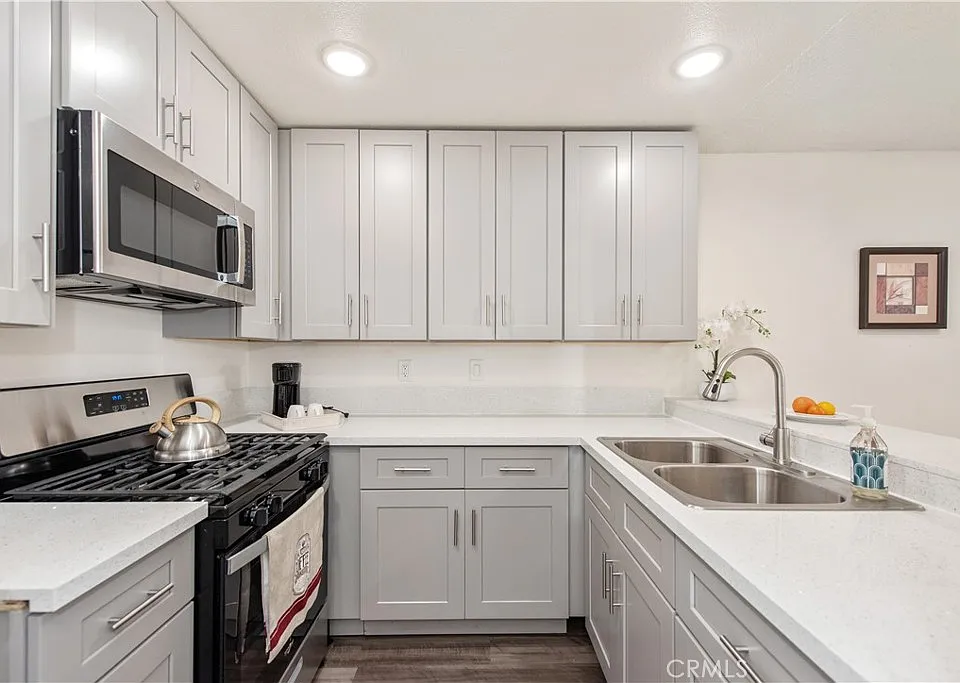 450 E 4th St #416