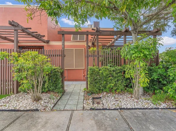 1490 Laguna Ln, Pembroke Pines, FL 33026