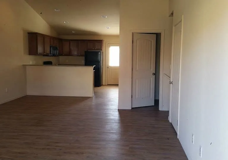 4526 Parkwood Cir — Photo 2