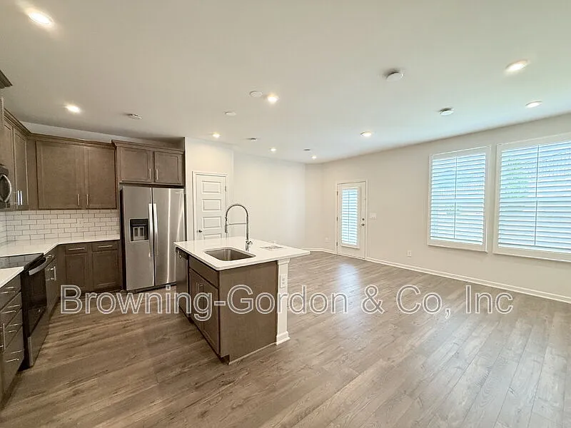 2 bed, 2.5 bath, $2,000 — Photo 4
