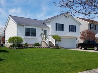 43 Signal Dr, Lancaster, NY 14086