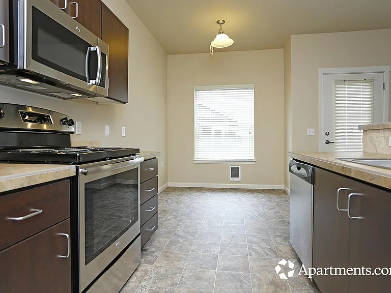 Plumtree Apartments — Photo 31