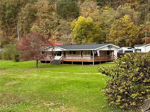 31 Disney Ln, Charleston, WV 25306