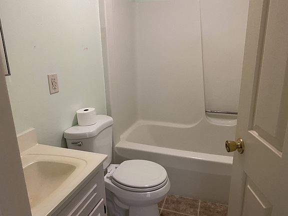 5th image of 381 Chestnut St #4