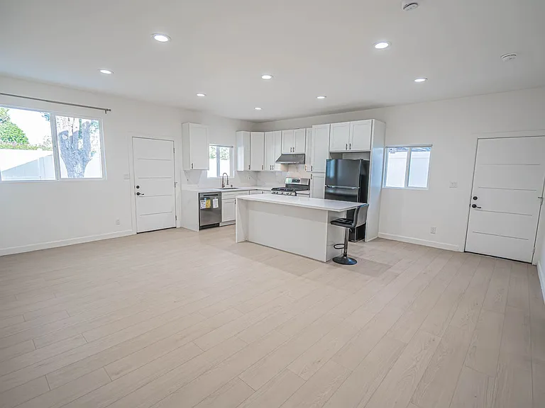 10941 Amestoy Ave — Photo 4