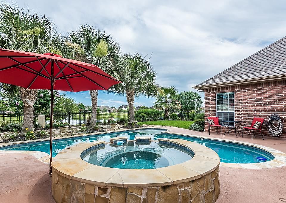 1st image of 305 Falcon Lake Dr